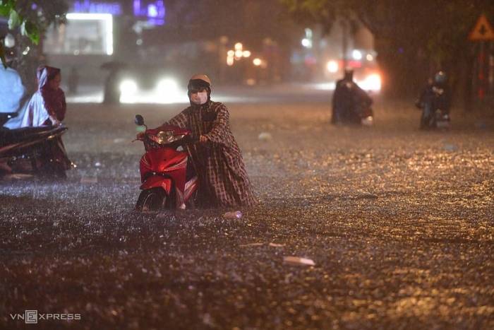 Nước ngập gần ngang yên xe máy trên đường Quốc Hương trong khu Thảo Điền (TP Thủ Đức cũ), tối 10/9. Ảnh: Thanh Tùng