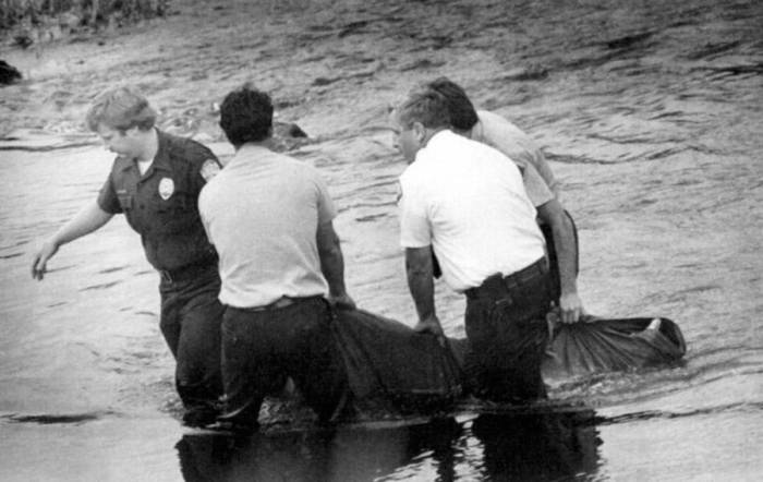 Thi thể Wendy Coffield được đưa lên khỏi Sông Xanh vào năm 1982. Ảnh: Historylink