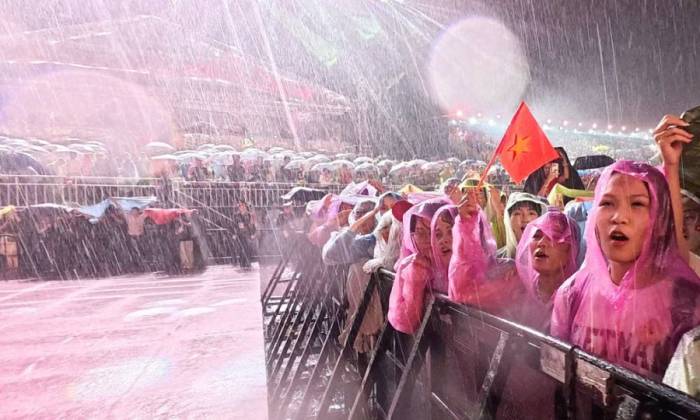 Khung cảnh khán giả đội mưa xem chương trình.