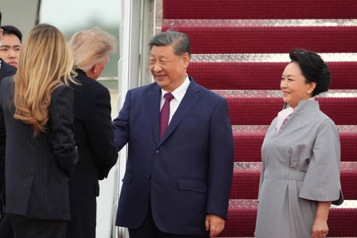 Chủ tịch Trung Quốc Tập Cận Bình bắt tay Tổng thống Mỹ Donald Trump tại căn cứ liên hợp Andrews ngày 23/9. Ảnh: AP