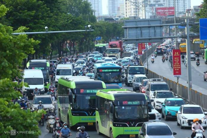 Ùn tắc trên đường Giải Phóng đoạn giao với đường Ngọc Hồi theo hướng ra ngoại thành Hà Nội hôm 28/8. Ảnh: Việt An