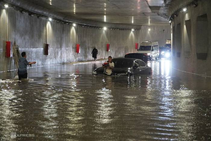 Ôtô chết máy trong hầm chui nút giao An Phú, đêm 10/9. Ảnh: Giang Anh
