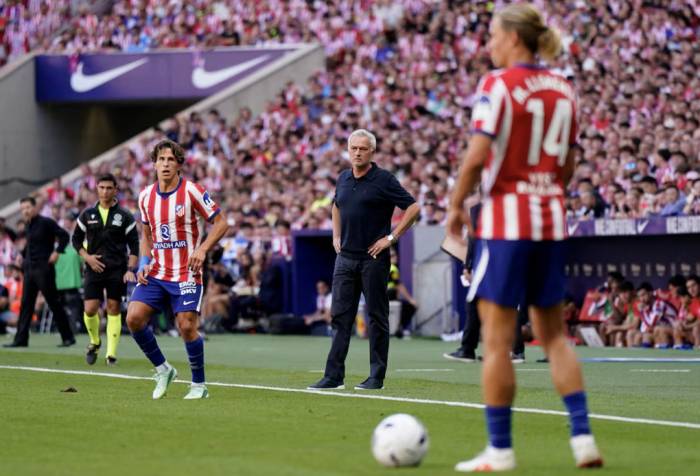 HLV Jose Mourinho (áo đen) phản ứng trong trận. Ảnh: Reuters