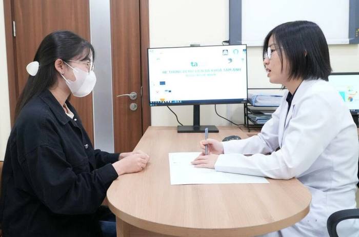 Bác sĩ Nhung tư vấn cho bệnh nhân chế độ sinh hoạt có lợi cho tim mạch. Ảnh: Bệnh viện Đa khoa Tâm Anh