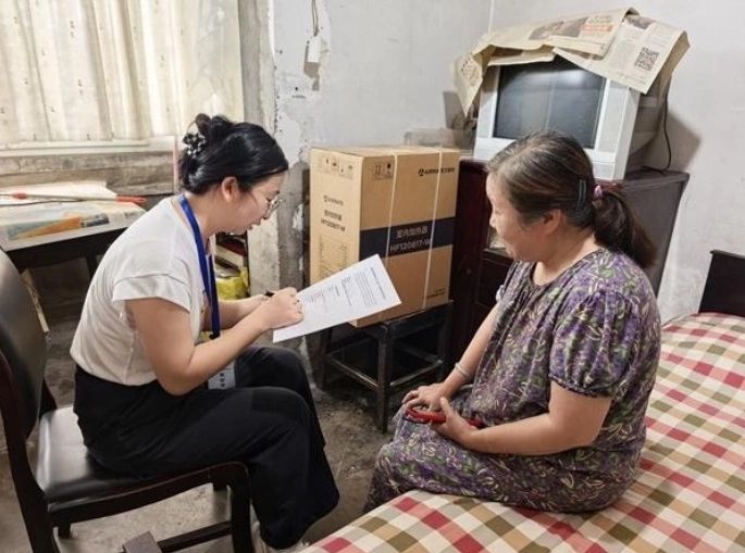 Cán bộ quỹ Cộng đồng Thành Đô khảo sát một trường hợp có nguy cơ không có người giám hộ. Ảnh: China Youth Daily