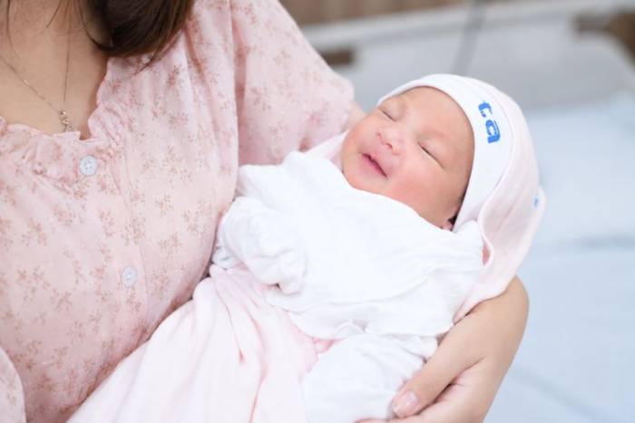 Chị Minh bế con trai mới sinh. Ảnh: Bệnh viện Đa khoa Tâm Anh