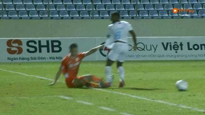 Ngoại binh Nam Định giẫm vào bụng đối thủ ở V-League