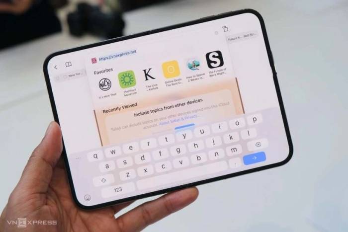 iPhone Duo với tỷ lệ màn hình gần 4:3. Ảnh: Tuấn Hưng