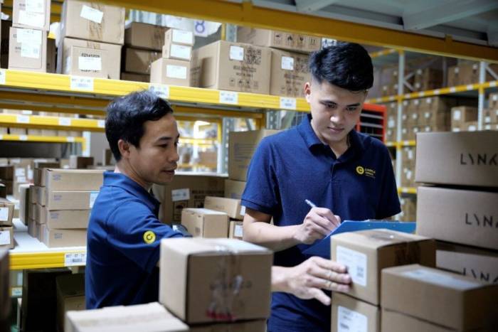 Nhân viên điều phối kho phụ tùng Lynk & Co tại Hà Nội. Ảnh: Lynk & Co