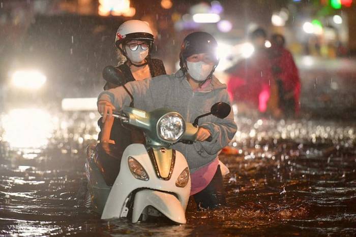 Nước ngập gần ngang yên xe máy trên đường Quốc Hương trong khu Thảo Điền, tối 10/9. Ảnh: Thanh Tùng