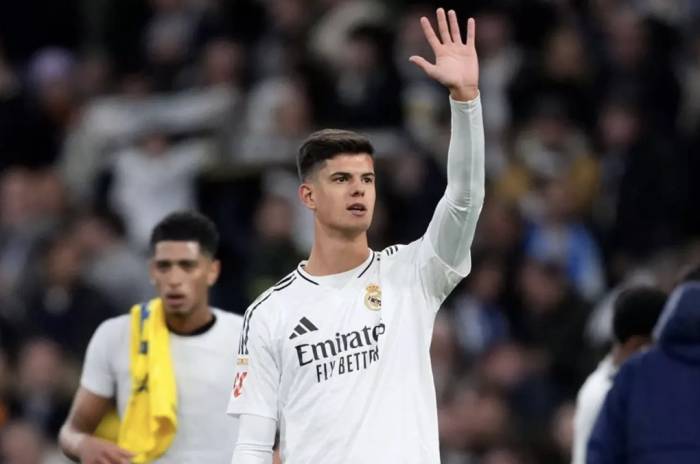Chema Andres vui mừng, phía sau là Jude Bellingham, sau một trận đấu của Real Madrid. Ảnh: Marca