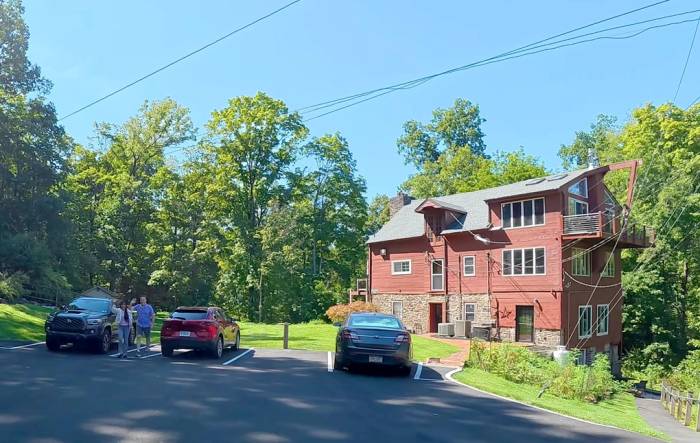 Vợ chồng Lương và Walter trước cơ ngơi của gia đình  ở Newtown, Pennsylvania tháng 8/2026. Ảnh: KC cuộc sống Mỹ