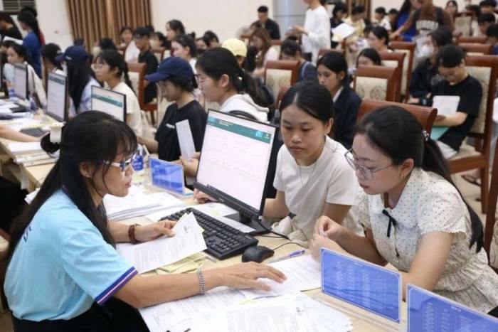 Sinh viên trường Đại học Ngoại ngữ, Đại học Huế làm thủ tục nhập học. Ảnh: Đại học Huế