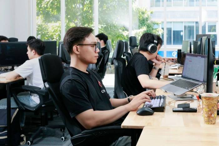 Nhân viên đang làm việc tại một công ty blockchain có trụ sở ở TP HCM. Ảnh: Orochi