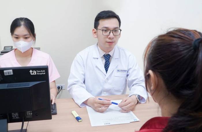 Bác sĩ Hưng tư vấn cho thai phụ. Ảnh minh họa: Bệnh viện Đa khoa Tâm Anh