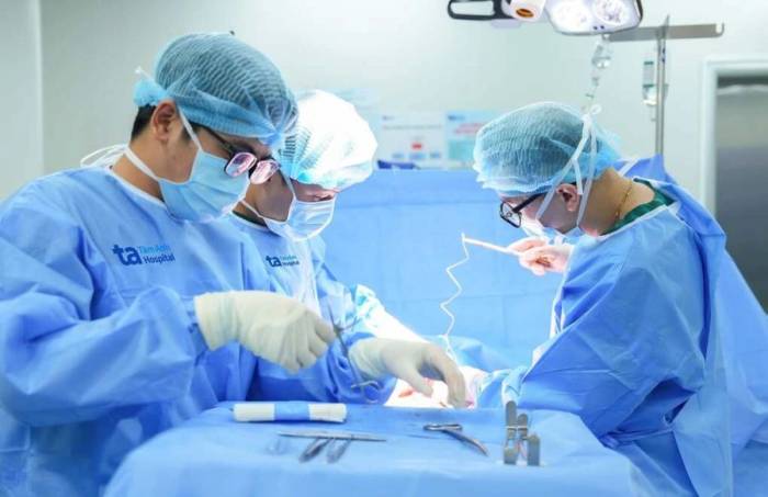 Bác sĩ Duy (phải) phẫu thuật khâu cố định hai buồng trứng vào dây chằng tròn nhằm hạn chế nguy cơ xoắn tái diễn. Ảnh: Bệnh viện Đa khoa Tâm Anh