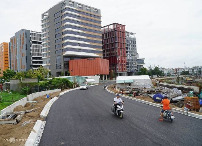 Xe chạy trên đoạn đường ven rạch mới thông xe, sáng 2/9. Ảnh: Giang Anh