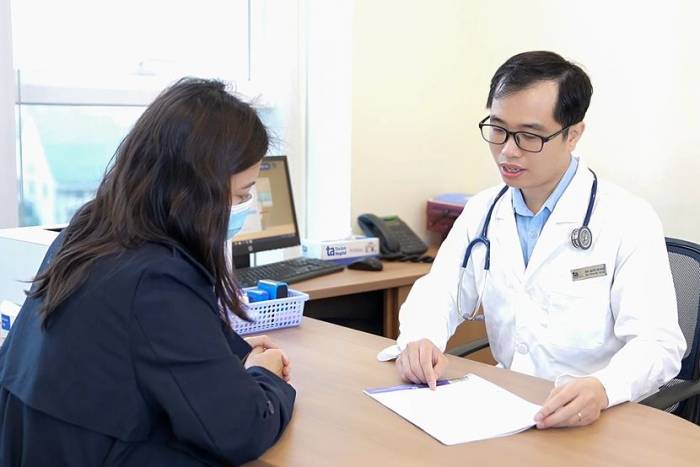 Bác sĩ Ngân đang tư vấn cho người bệnh. Ảnh. Bệnh viện Đa khoa Tâm Anh