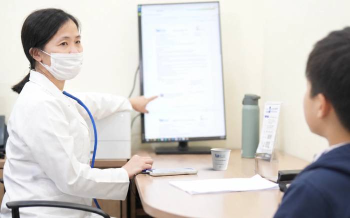 Bác sĩ khoa Nhi đang tư vấn cho một bệnh nhân. Ảnh: Bệnh viện Đa khoa Tâm Anh