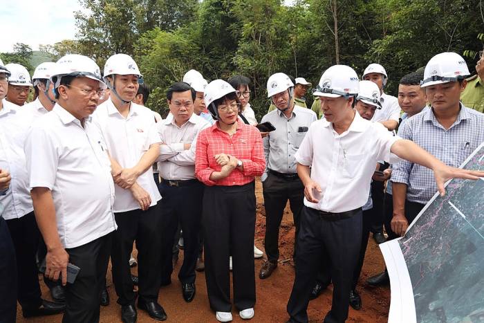 Chủ đầu tư báo cáo với đoàn giám sát của Ủy ban Khoa học, Công nghệ và Môi trường về tiến độ dự án, sáng 25/9. Ảnh: Hiếu Nguyễn