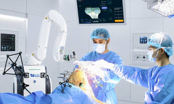 Bác sĩ Khoa thay khớp gối cho người bệnh với sự hỗ trợ của robot CUVIS-Joint. Ảnh: Bệnh viện Đa khoa Tâm Anh