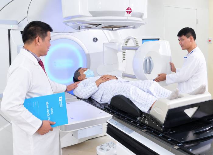 Bác sĩ nhắc nhở người bệnh những điều cần chú ý trước khi xạ trị định vị thân. Ảnh: Bệnh viện Đa khoa Tâm Anh