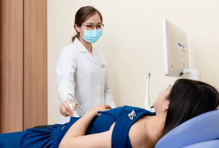 ThS.BS Trần Ngọc Hà Giang siêu âm cho bệnh nhân. Ảnh minh họa: IVF Tâm Anh