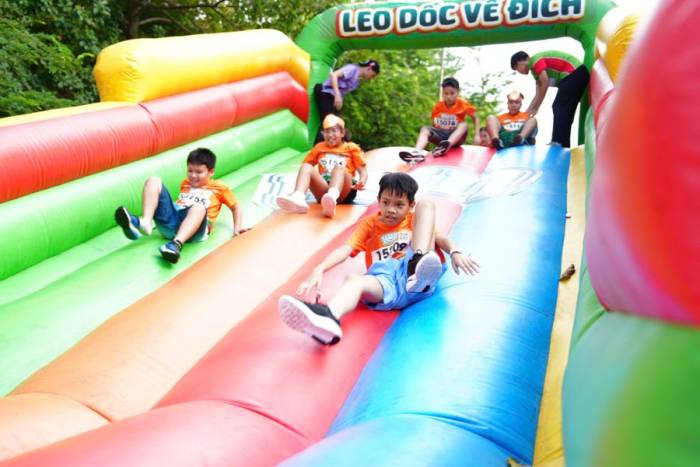 Các bé vượt chướng ngại vật trên đường chạy. Ảnh: VM