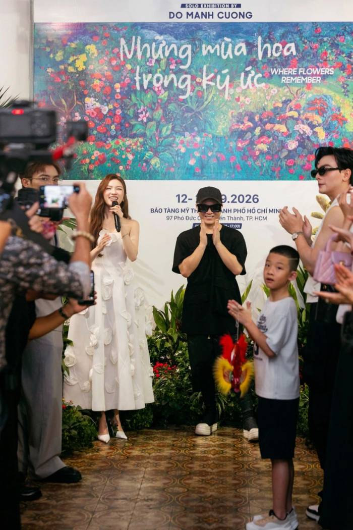 Nhà thiết kế Đỗ Mạnh Cường được các con, bạn bè thân thiết tới ủng hộ ngày khai mạc triển lãm. Ảnh: Kiếng Cận