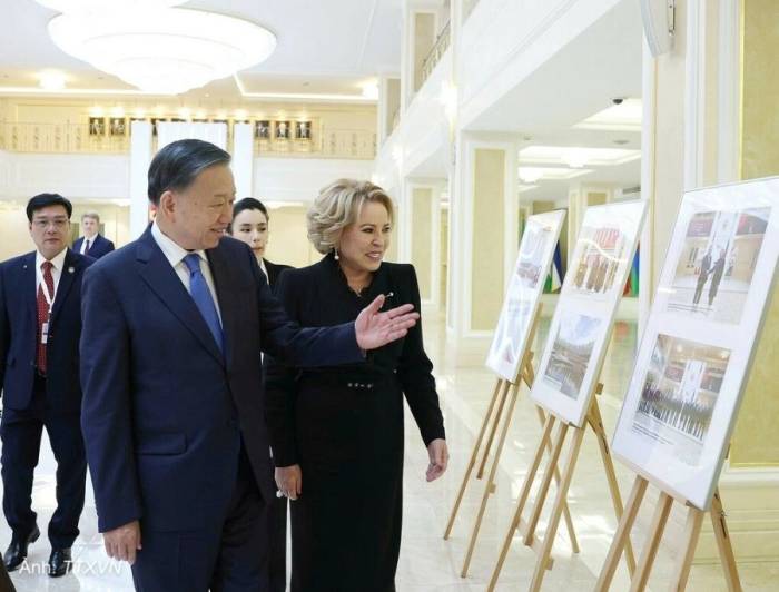 Tổng Bí thư, Chủ tịch nước Tô Lâm và Chủ tịch Hội đồng Liên bang Nga Valentina Matvienko xem trưng bày hình ảnh quan hệ hữu nghị Việt - Nga tại Moskva. Ảnh: TTXVN