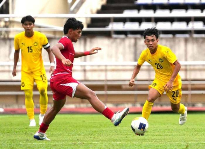 Malaysia (áo vàng) hòa Indonesia 0-0 ở lượt ra quân bảng H vòng loại U20 châu Á 2027 trên sân Quốc gia Lào, Vientiane, Lào ngày 31/8/2026. Ảnh: FAM