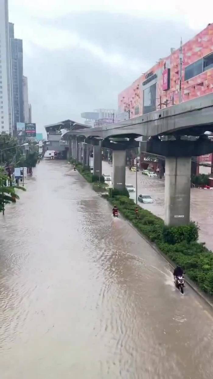 Bangkok ban bố thảm họa lũ lụt toàn thành phố