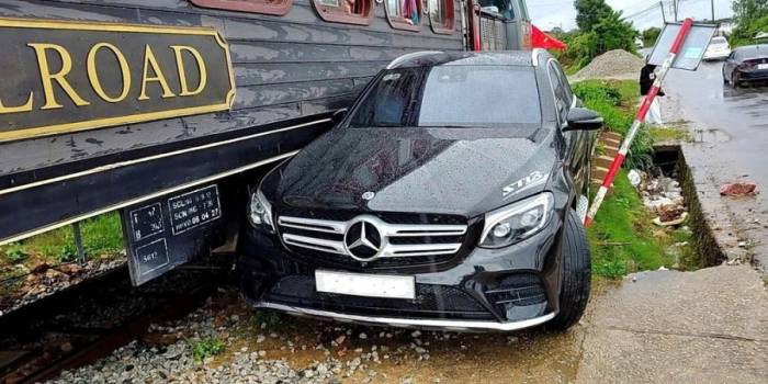 Hiện trường tai nạn giữa xe Mercedes và tàu du lịch. Ảnh: Hoài Thanh