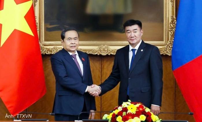 Chủ tịch Quốc hội Trần Thanh Mẫn và Chủ tịch Quốc hội Mông Cổ Sandag Byambatsogt chụp ảnh chung. Ảnh: TTXVN