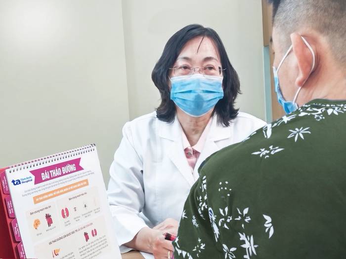 Bác sĩ Ngân tư vấn cho người bệnh tiểu đường. Ảnh minh họa: Bệnh viện Đa khoa Tâm Anh