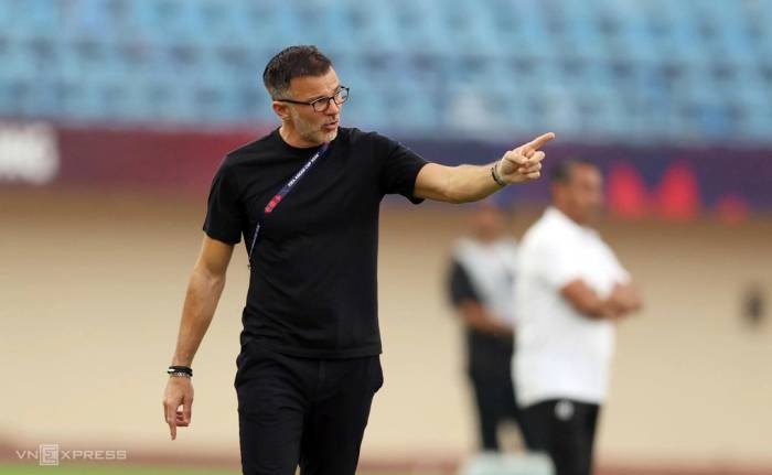 HLV người Anh Anthony Hudson của Thái Lan chỉ đạo trong trận thắng Pakistan 4-0 ở lượt ra quân bảng B FIFA ASEAN Cup 2026 trên sân Si Jalak, Harupat, Bandung, Indonesia ngày 26/9/2026. Ảnh: Đức Đồng