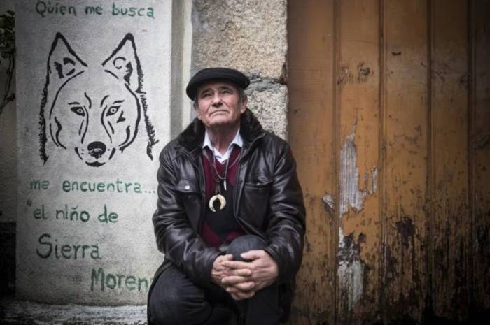Marcos Rodríguez Pantoja trước nhà của ông ở Rante, tỉnh Ourense. Ảnh: El País