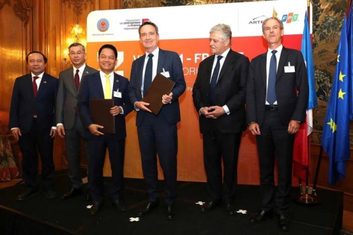 Ông Nguyễn Ngọc Nghị, Phó tổng giám đốc T&T Group, Chủ tịch T&T Energy Group (thứ ba từ trái sang) và ông Arnaud Lenail Chouteau, Phó Chủ tịch Cấp cao kiêm Tổng Giám đốc TotalEnergies Gas & Power Activities trao biên bản ghi nhớ về hợp tác phát triển Dự án điện khí LNG Long Sơn. Ảnh: T&T Group