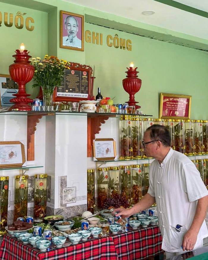 Hàng năm, ông Thế làm lễ giỗ chung cho 17 liệt sĩ vào ngày 27/7. Ảnh: NVCC