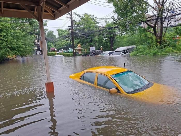 Những chiếc xe ngập sâu trong nước lũ ở Bangkok. Ảnh: Pattaya News Thailand