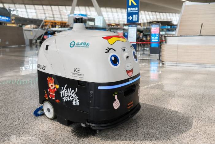 Robot tự hành lau dọn vệ sinh tại sân bay Bạch Vân, Trung Quốc. Ảnh: Trọng Đạt
