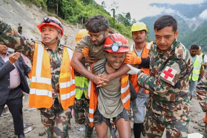 Sanjay Sah được giải cứu hôm 4/9 từ đường hầm nhà máy thủy điện. Ảnh: AP
