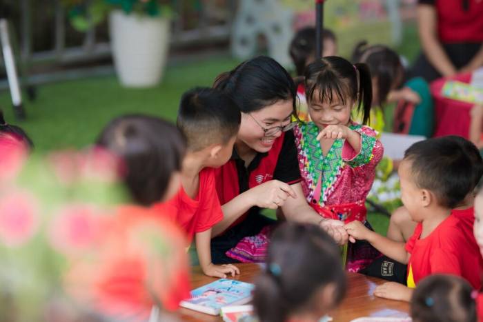 Tại xã Mường Chà, chương trình khánh thành công trình làm đường, mái hiên cho điểm trường Huổi Tang thuộc Trường Mầm non Nậm Tin và trao tặng thư viện sinh hoạt tại trường trung tâm. Ảnh: 247Express