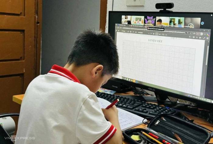 Một học sinh ở Hà Nội học online sáng 7/10/2025. Ảnh: Nhật Minh