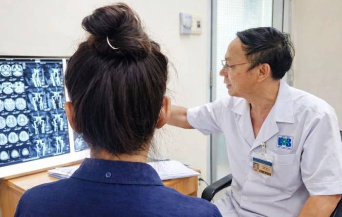 Bác sĩ Hoàng tư vấn cho người bệnh tại Bệnh viện Ung Bướu TP HCM. Ảnh: Lê Phương