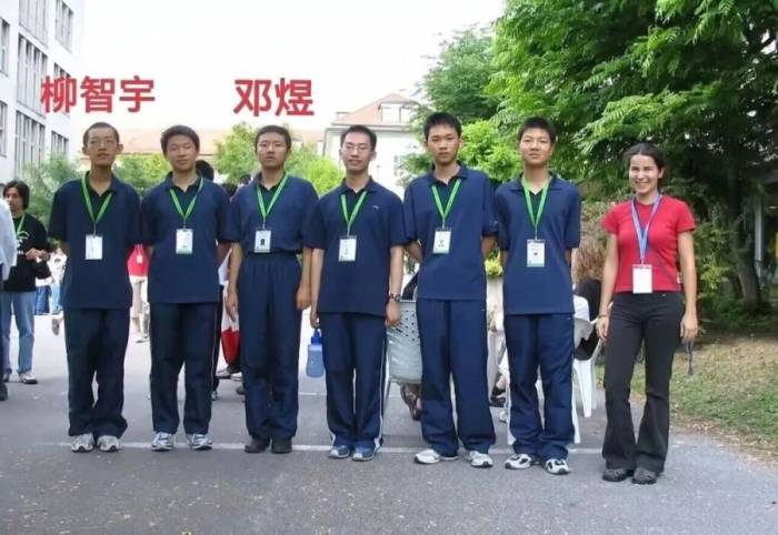 Liu Zhiyu (ngoài cùng trái) và Deng Yu (thứ ba từ trái sang), người giành giải Giải Fields 2026. Ảnh: Paper