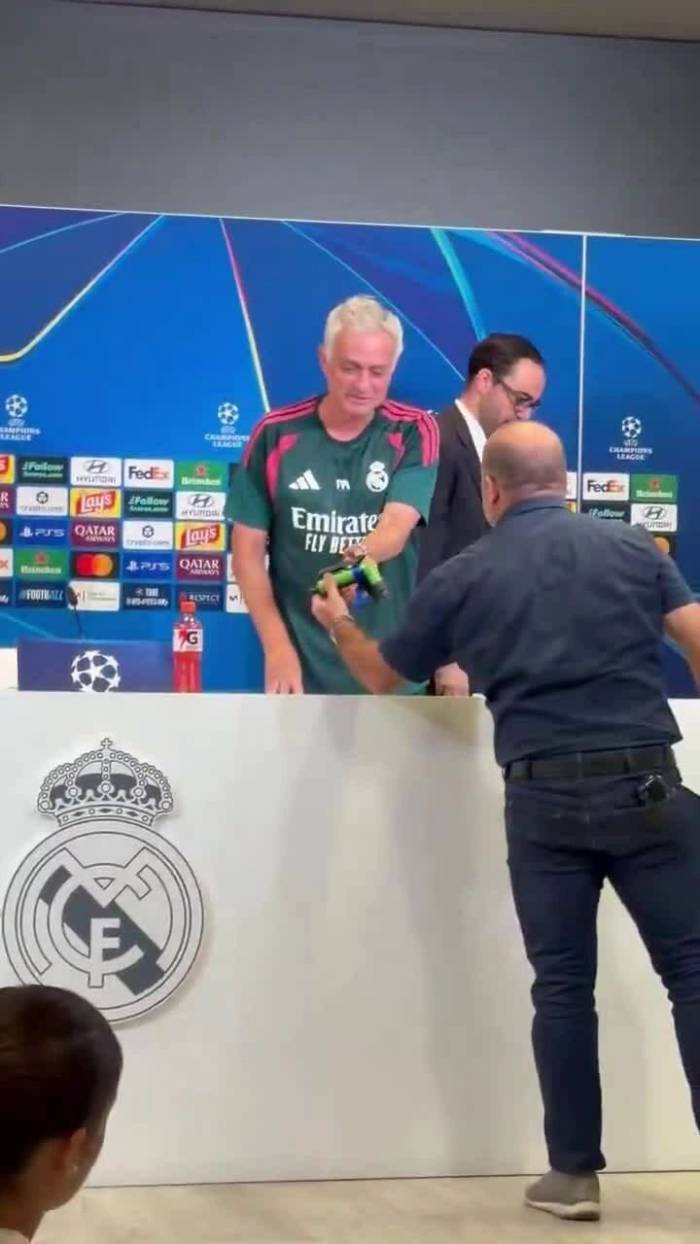 Mourinho được tặng vòi phun nước trước trận Real Madrid gặp Inter Milan
