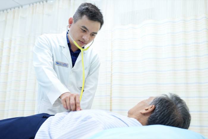Bác sĩ Quang nghe nhịp tim cho ông Sang. Ảnh: Bệnh viện Đa khoa Tâm Anh