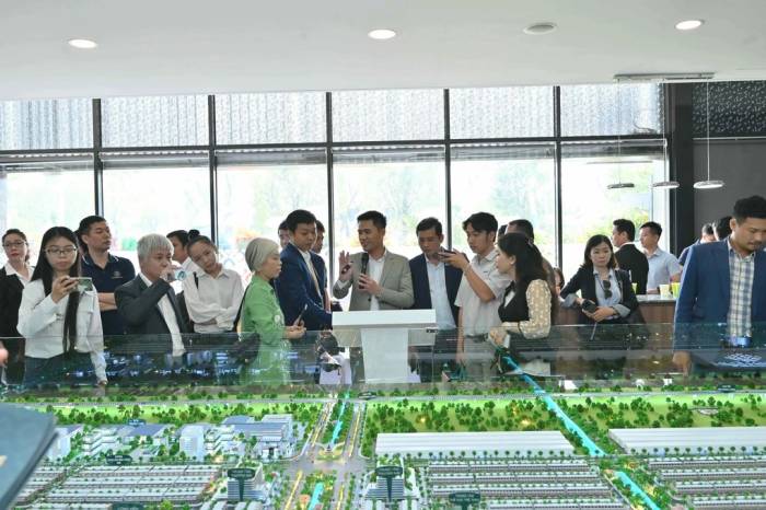 Khách hàng tìm hiểu một dự án bất động sản tại TP HCM. Ảnh: Phương Uyên
