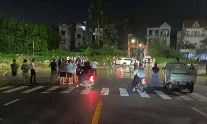 Công an phong tỏa khu vực tìm kiếm tối 17/9. Ảnh: Xuân Hoa
